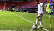 Какво се случва? Меси още чака оферта от Барса!