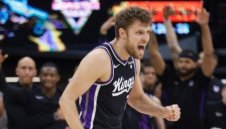 Красивата гъркиня на Везенков вдигна титлата пред него + СНИМКИ