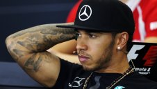 Хамилтън: Няма да помагам на Розберг