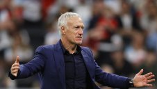 Дешан финтира медиите за вируса