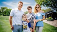 Стенли ще подкрепи любимия си Астън Вила в плейофа срещу Дарби Каунти