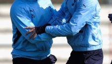 Ледли Кинг отлага края на кариерата си с още една година