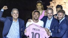 Изпати си! 40 000 освиркаха Бекъм заради Меси + ВИДЕО