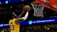 Лейкърс най-после спечели, но ЛеБрон почти отписа плейофите