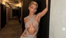 Мацето на бивш на Барса очарова с рокля без сутиен + СНИМКИ