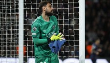 Легенда плюе Донарума: Страхлив дългуч!