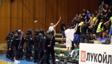 СКАНДАЛНО: Фенове на Левски прекъснаха мача с Балкан