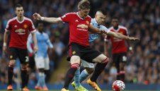 Швайни остава в Юнайтед, но няма да играе