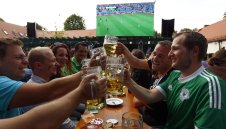 Победата на Германия донесе гигантска бирена промоция