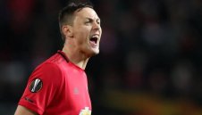 Юнайтед отхвърли две оферти за Неманя Матич, за момента го задържа в състава си