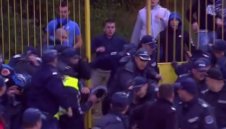 Вандалщина! Фенове на Левски атакуваха полицаи в Благоевград