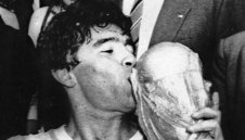 По италиански: Вдигат две статуи на Марадона в Неапол