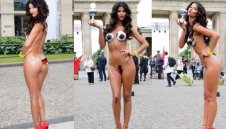 Германски модел се съблече в подкрепа на футболните национали