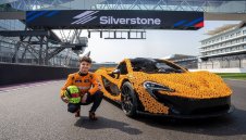 Звезда от Формула 1 се качи в кола от лего! 