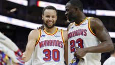 С навехнат палец Стеф Къри наниза 8 от 8 от тройката