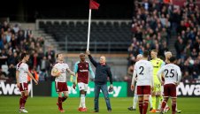 Шок за Уест Хям! Може да играе пред празни трибуни до края на сезона