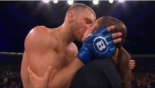 "Бебче, ще ти правя бебета": Боец предложи брак след бой + ВИДЕО