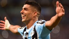 Суарес си плаща, за да играе с Меси