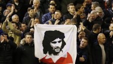 Шайка фенове на Юнайтед с отвратителни скандирания за "Хилзбъро" + ВИДЕО