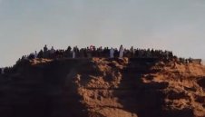 Мощта на пачките: Араби строят стадион върху 200-метрова скала + ВИДЕО