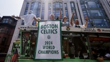 Продават шампиона на НБА, той дава 314 милиона на звездата си