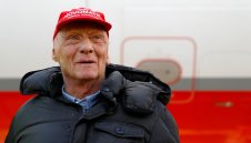 Ники Лауда вече диша сам