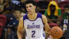 Лонзо блести пред Леброн