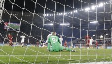 Милан продължава да затъва, падна и от Рома