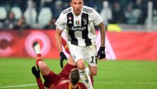 Юве мина и през Рома, Роналдо раздава коледни подаръци + ВИДЕО И СНИМКИ