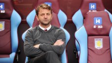 Треньорът на Вила ритна бутилка и се контузи