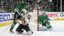 В НХЛ ще трябва да почакат още малко за втория финалист