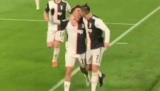 От еуфория? Роналдо скочи да целува Дибала по устата 