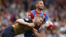 Мертезакер остана невредим след катастрофа