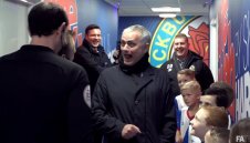 Дете накара Моуриньо да се търкаля от смях + ВИДЕО