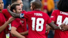 Ман Юнайтед смаза от бой Аз Алкмаар