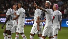 Милан два пъти повежда, Юве спечели с дузпи (видео)