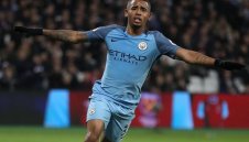 Жесус хвърли патериците