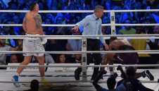 Без милост! Усик нокаутира Дубоа и защити титлите си + ВИДЕО