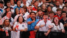 Гавра с Англия: Фен заспа на стадиона + ВИДЕО