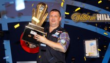 Световният шампион по дартс се оказа снукър-машина
