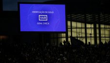 Алчност: ФИФА иска да изкарва милиони от реклами при паузите за VAR