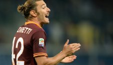 Бранител на Рома спря с футбола