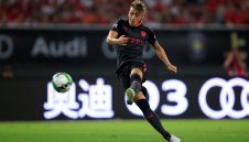 Арсенал "позлатява" Йозил само и само да преподпише