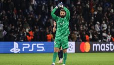 Донарума се гъбарка с феновете на Милан