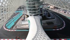 Борба за титлата: Лудия Макс фучи в първата тренировка