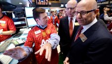 Собствениците на Ман Юнайтед продадоха акции за 100 млн. долара