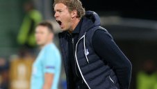 Този ли ще води Байерн? Нагелсман замери фен с бутилка и призна: Тъп съм! + ВИДЕО