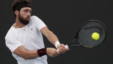 Арестуваха тенисист от Топ 30 в света, обвинен е за побой над жена си 