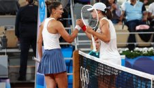 Швьонтек удари румънка на старта в Париж