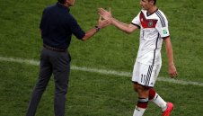 Льов взима Клозе под крилото си